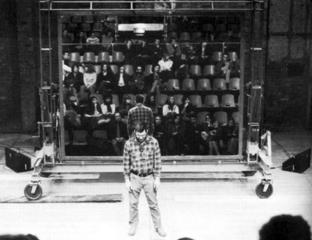 Dan Graham »Performer/Audience/Mirror« | Darsteller/Publikum/Spiegel, Riverside Studios London (GB)