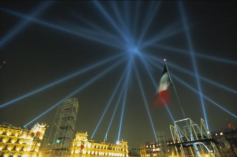 Rafael Lozano-Hemmer: Vectorial Elevation