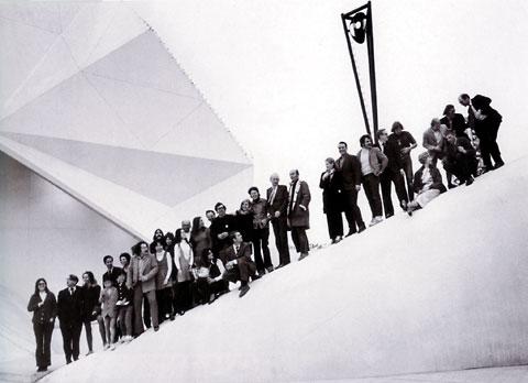 E.A.T. – Experiments in Art and Technology »Experiments in Art and Technology - Dokumente« | Gruppenphoto der Crew, Osaka 1970
