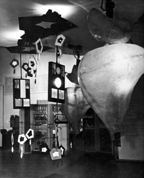 Gordon Pask &laquo;The Colloquy of Mobiles&raquo; | Installation view, ICA London 1968, &laquo;Cybernetic Serendipity&raquo;